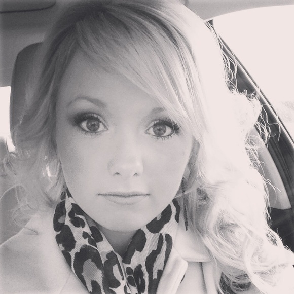 Meet your Posher, Christina - Picture 2 of 16